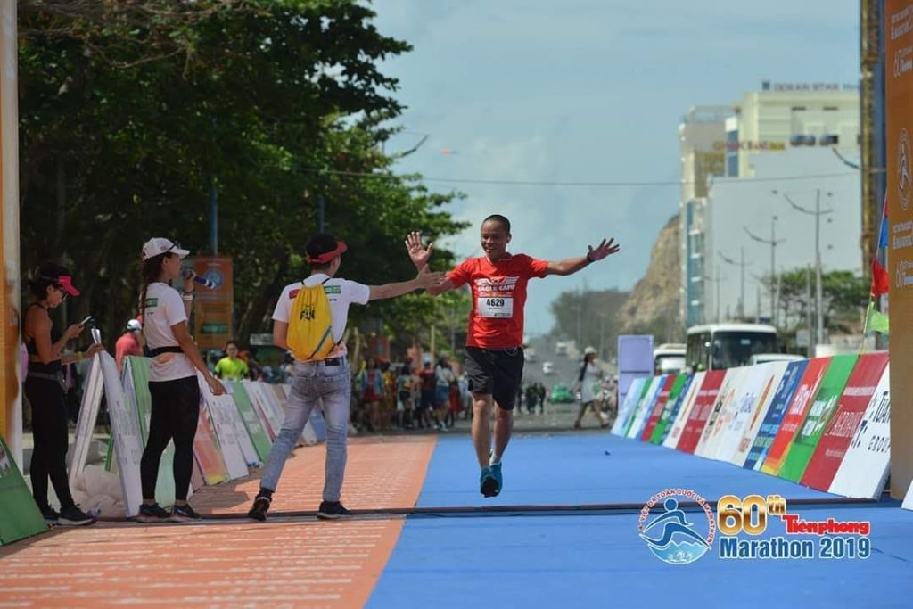 Phạm Văn Nam về đích Marathon
